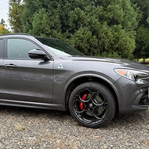 Alfa Romeo Stelvio Quadrifoglio SUV 2023, Listo para Envío a Todo el Mundo - Product Image 1