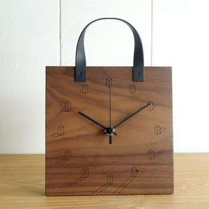 Reloj de mesa de madera moderno y elegante, hecho a mano, que combina un diseño atemporal con materiales naturales para un aspecto sofisticado. - Product Image 3