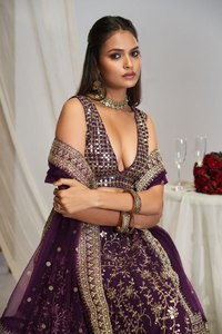 Conjunto de Lehenga Choli de red bordada morada con dupatta, sin mangas, para fiesta, para mujer - Product Image 2