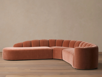 Canapé en forme de L moderne et contemporain Ferly, canapé sectionnel incurvé moderne avec sièges profonds pour salon de luxe