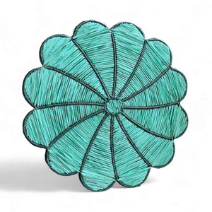 Assiette de présentation ronde en rotin naturel et raphia, tressée à la main, pour la décoration de table de mariage, d'événements et d'hôtels - Product Image 1