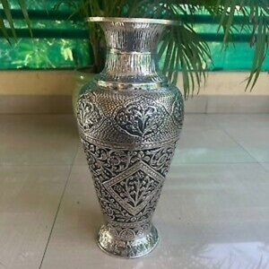 Vase décoratif en métal, motif floral en relief, pour table ou sol, fait main, ornemental, pour la maison, le jardin ou les événements - Product Image 3
