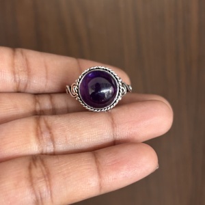 Bague en argent sterling 925 de créateur, minimaliste, à coupe ronde, avec améthyste naturelle, bijou de fête, vente en gros à prix d'usine - Product Image 1