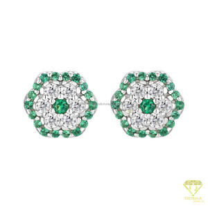 Boucles d'oreilles clous sophistiquées en diamants de laboratoire floraux, en argent sterling 925, bijoux de luxe pour femmes - Product Image 5