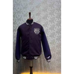 Veste universitaire unisexe de luxe noire et marine avec manches en similicuir, col montant et logo frontal - Product Image 1