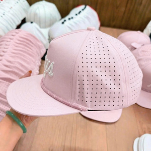 Gorra de Béisbol Deportiva con Logotipo Bordado Personalizado ODM, 5 Paneles, Visera Plana, Tela Impermeable, Orificios Cortados con Láser, Cierre a Presión - Product Image 4