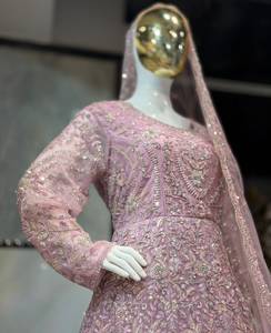 Lehenga Choli de créateur pour femme, style époustouflant, de qualité supérieure, indo-occidental, pour le quotidien et les fêtes, en stock chez Rivaayat House - Product Image 2