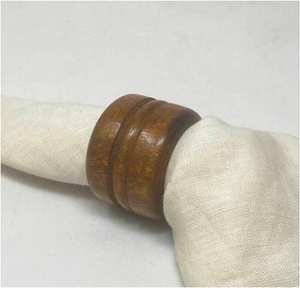 Porte-serviettes en bois sculpté à la main avec motif feuille, support rustique en bois foncé pour la décoration de table de mariage ou de restaurant. - Product Image 3