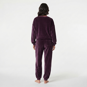 Conjunto Deportivo de Terciopelo Morado para Mujer, Manga Larga, Cuello Redondo, Corte Holgado, Pantalones Deportivos con Bolsillos Laterales, Ropa Casual, Logotipo Personalizado con Pedrería - Product Image 4