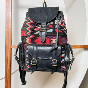 Sacs à dos faits à la main en cuir véritable et tissu tribal avec fermeture à boucle Sac à dos ethnique vintage pour voyage, usage quotidien et extérieur - Product Image 3