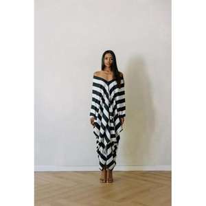 Caftán hecho a mano de alta calidad con rayas blancas y negras que se convierte en varios estilos, lo que lo convierte en un prenda esencial perfecta. - Product Image 2