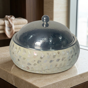 Cacerola de Lujo con Incrustaciones de Nácar y Tapa de Acero Martillado. Elegante Plato Aislante para Servir, Ideal para Eventos y Catering de Primera Calidad - Product Image 1