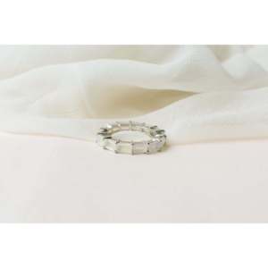 Bague en topaze blanche opalescente plaquée or rose, sertie de baguettes, faite à la main en argent 925, alliance éternité - Product Image 3