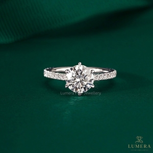 Bague de fiançailles en moissanite ronde de 2,145 carats, plaquée or blanc, solitaire avec bande pavée, bague de mariage pour femme - Product Image 1