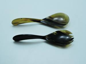 Ensemble de 2 cuillères à salade en corne, design élégant, fabriquées à la main à partir de corne de buffle naturelle, à prix abordable. - Product Image 6