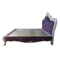 Cadre de lit en bois peint argent, rembourré et tuffeté en tissu velours conçu pour les meubles de chambre à coucher de Style français