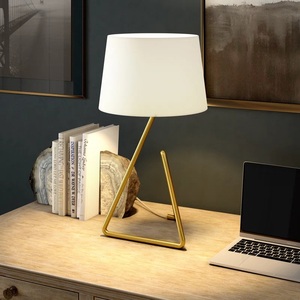 Lámpara de Mesa de Metal Estilo Rústico con Pantalla de Ratán Natural Tejida a Mano, Base de Hierro Resistente, Iluminación Ambiental Cálida para Interiores Acogedores - Product Image 4