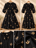 Robe midi trapèze à imprimé floral et col licou, noire avec détails dorés, à volants, décontractée, d'été, tissée, sans manches, coupe ample