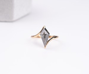 แหวนหมั้นเพชรเกลือและพริกไทยทรงไคท์คัทจาก OM GEMS เพชรเลี้ยงในห้องปฏิบัติการ ตัวเรือนทอง 14K ประดับเพชรแบบกรงเล็บ สำหรับเธอ - Product Image 2