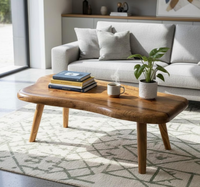 Table basse en bois vintage décorative de qualité supérieure pour un salon luxueux, créant une touche de sophistication dans l'ameublement.