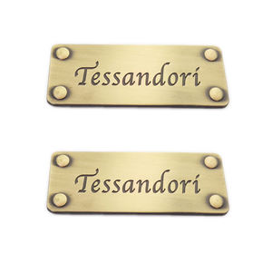 Etiquetas de Metal 3D Personalizadas de Alta Calidad, Chapadas en Oro, para Ropa, Zapatos y Bolsos, Grabadas, Lavables, con Bordes Cortados con Láser, Tamaño Personalizado - Product Image 1