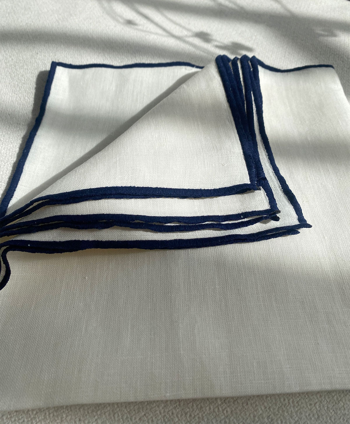 blanc + passepoil bleu foncé