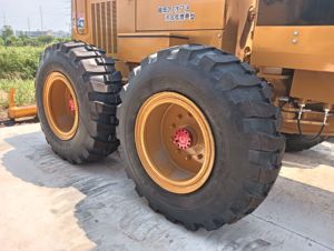 เกรดเดอร์งานหนักสภาพดี พร้อมระบบเกียร์ ZF 6 สปีด และแรงดึง 90kN สำหรับงานดินและงานปรับระดับพื้นที่ - Product Image 4