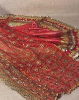 Robe de bal vintage en velours rouge, col haut, manches longues, broderie florale, longueur au sol, avec ceinture et pompons