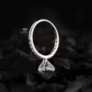 Bague de fiançailles de luxe en or blanc 14 carats avec diamant de laboratoire taille brillant serti pavé, motif croisé et halo caché, pour demande en mariage - Product Image 3