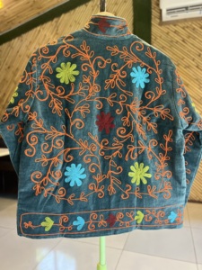Veste bomber en velours brodée à la main, fabriquée à la machine à tisser manuelle, pour femmes |   Coton respirant écologique brodé de motifs floraux de qualité supérieure pour l'automne - Product Image 5