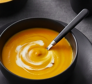 Juego de cubiertos minimalista de acero inoxidable con mangos de plástico negro, apto para lavavajillas, para uso en catering. - Product Image 4