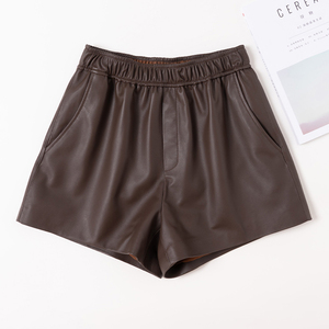 Shorts pour femmes à taille haute en similicuir avec ceinture élastique et poches, coupe décontractée, couleur noire unie - Product Image 2