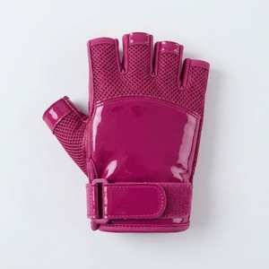 Guantes de agarre para pole dance para mujer, ofrecen un manejo seguro, tela suave, soporte cómodo y ropa versátil para clases de pole dance. - Product Image 4