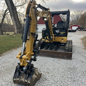 Miniexcavadora CAT 302 CR, excavadora pequeña, perfecta para construcción, paisajismo y trabajos pesados, con rendimiento hidráulico compacto. - Product Image 2