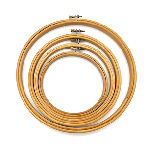 Aro de bordado de madera con borde redondo, forma redonda, accesorio de costura a mano simple y duradero, disponible en varios tamaños. - Product Image 1