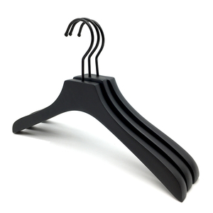 Percha de <span class=keywords><strong>madera</strong></span> negra para ropa de niños con logotipo personalizado - Precio competitivo, calidad superior, diseño moderno, percha gruesa para abrigos. - Product Image 1
