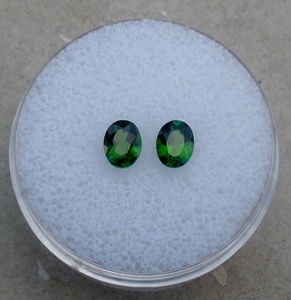 Par de Gemas Ovaladas de Diópsido Cromado Verde de 5x4mm Cada Una - Product Image 1