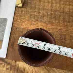 Fabricación de un juego de dados de cuero personalizado con tapa, vaso agitador de cuero marrón para dados. - Product Image 3