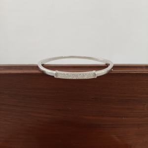 Brazalete de Barra Plateada con Diseño Geométrico, Elegante y Moderno, con Micro Pavé de Diamantes, Joyería para Mujer, Regalo - Product Image 1