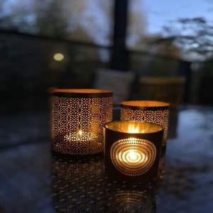 Portavelas votivas de metal hecho a mano que combina la artesanía experta con la luz cálida de las velas para decoración. - Product Image 1