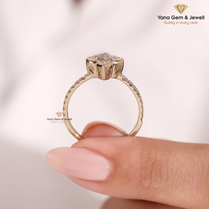 Bague en or jaune massif 14 carats avec diamant CVD de laboratoire taille Lily de 1,00 carat, sertie en clos floral, couleur E, clarté VS1, certifiée IGI, pour elle - Product Image 4