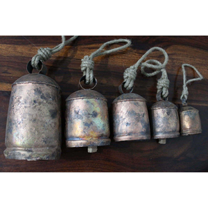 Juego de 5 Campanas Artesanales Harmony con Cuerda de Yute, Acabado Cobre Antiguo, Madera de Mango, Decoración para el Hogar, Adorno Colgante, Regalo Artístico - Product Image 2