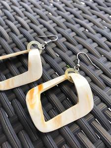 Modernos Pendientes Colgantes Rectangulares de Cuerno de Búfalo TIMELESS CRAFT, Hechos a Mano con Acabado Natural, Joyería Artesanal para Mujer - Product Image 6