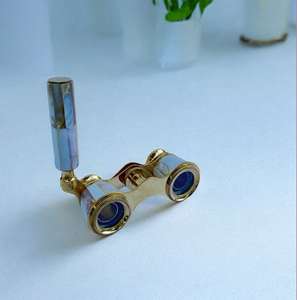 Magnifiques lunettes d'opéra en nacre avec une poignée plaquée or. Accessoire de luxe pour le théâtre. Disponible aux prix de gros. - Product Image 1