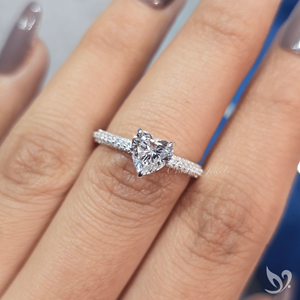 Anillo de Diamante Cultivado en Laboratorio con Corte Corazón de 1 Quilate, Banda Pavé de Tres Hileras, Diseño Romántico en Forma de Corazón para Novia, en Oro Blanco de 10K - Product Image 5