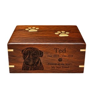 Urne funéraire artisanale en bois pour animaux de compagnie, gravée avec portrait de chien, nom personnalisé, dates, empreintes de pattes, forme rectangulaire, décoration sur le thème des animaux - Product Image 1