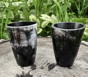 Verre à boire en corne de bœuf noir avec motif gravé blanc d'Inde - Product Image 3