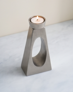 Porte-bougie contemporain en métal argenté brossé, silhouette d'arche de fenêtre, ornement de table minimaliste - Product Image 3