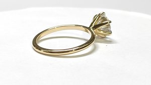 Anillo de Oro de 14K con 2.750 Gramos de Peso de Oro y Diamante Redondo Cultivado en Laboratorio de 1.25 Quilates E-VS1, Corte Redondo con Diamantes Laterales, Joyería para Mujer - Product Image 5