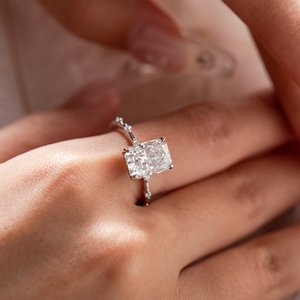 Anillo de Oro Blanco con Diamante de Laboratorio de 3.5 Quilates, Moderno, Minimalista, Radiante, Solitario, Hecho a Mano, Delicado, para Boda - Product Image 1